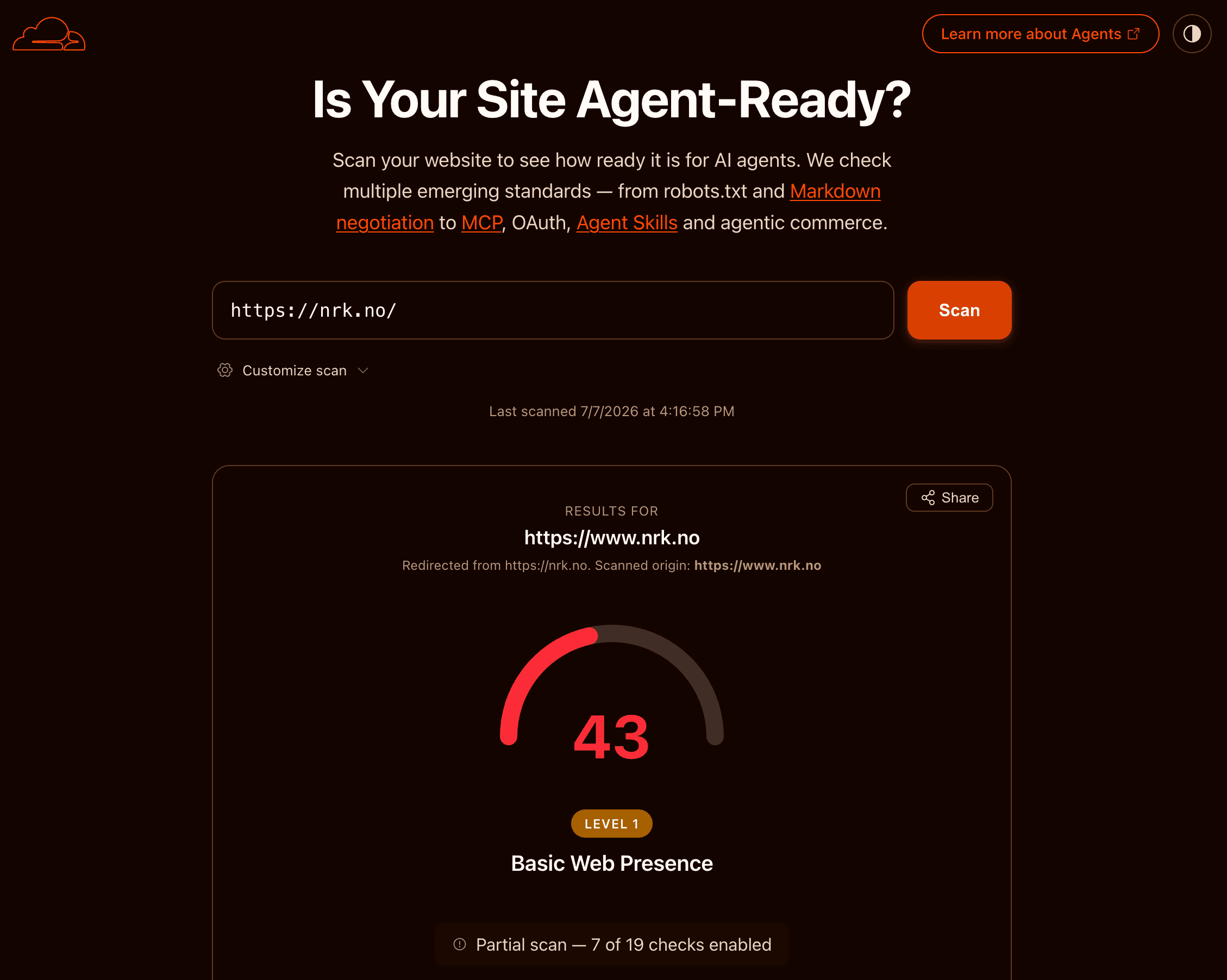 Skjermbilde av skanneresultatet for nrk.no på isitagentready.com: score 43 av 100, nivå 1 «Basic Web Presence», med merkelappen «Partial scan, 7 of 19 checks enabled»